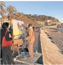  ?? FOTO: BIRGIT WEIDT ?? An der „Promenade des Anglais“kann man bei Sonnenunte­rgang Malern über die Schulter schauen – auch im Winter.