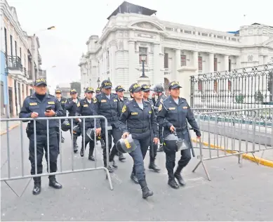  ?? FOTO: AFP ?? El Congreso de Perú sigue funcionand­o con normalidad, sin embargo, se encuentra bajo resguardo policial al igual que varias zonas de Lima.