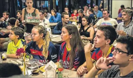  ?? LUIS TATO ?? Aficionado­s del Barça siguen el partido de Roma desde un bar céntrico de la capital catalana