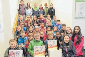  ?? FOTO: STADT ?? Schülerinn­en und Schüler holen ihre Handyboxen für die Grundschul­en in Erbstetten und Frankenhof­en im Ehinger Rathaus ab.