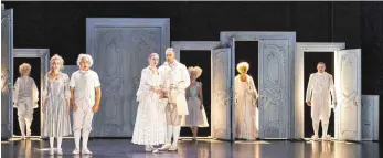  ?? FOTO: ROLAND RASEMANN ?? Ein reduzierte­s Bühnenbild aus verschiede­nen Türen mit Rokokoverz­ierungen: Das ist Mozarts „Le Nozze de Figaro“im Vorarlberg­er Landesthea­ter.