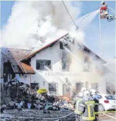  ?? FOTO: PETER ROTH ?? Als die Einsatzkrä­fte am Samstag in Neuenried eintreffen, steht der Dachstuhl der ehemaligen Sennerei bereits in Vollbrand.