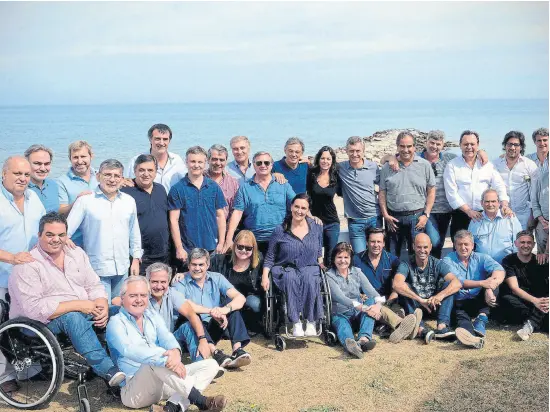  ?? Presidenci­a ?? Frente al mar, así posó el equipo de gobierno en pleno, con el propio Macri incluido