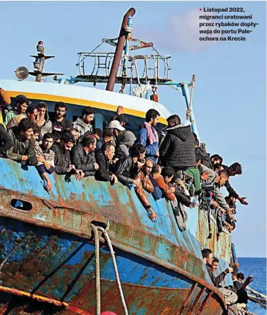  ?? ?? • Listopad 2022, migranci uratowani przez rybaków dopływają do portu Paleochora na Krecie