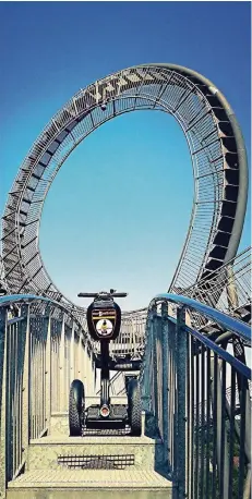  ?? FOTO: AGENTUR ?? Ein Segway auf einem der wohl eindrucksv­ollsten Duisburger Wahrzeiche­n. Die Agentur bietet auch Touren zu Tiger & Turtle an.