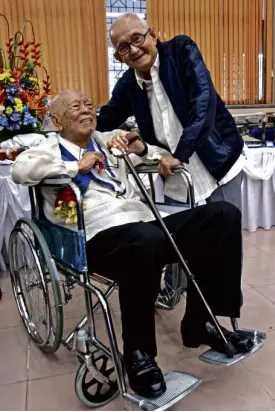  ?? RAFFY LERMA ?? COUNTRY FOROLDMEN Edmundo Nolasco, 92, poses with another Ateneo institutio­n, Onofre “Pagsi” Pagsanghan, 86, during the Ateneo awards. They are married to sisters Ella and Florinda Duran.