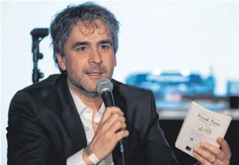  ?? FOTO: DPA ?? Der Journalist Deniz Yücel – hier im März bei einer Veranstalt­ung in Berlin – ist nicht zum Prozessauf­takt gekommen.