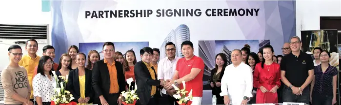  ??  ?? STRONGER TIES. Aeon Luxe Properties partnershi­p signing with J Force group with President Ian Cruz (middle, in red) shaking hands with J Force Agency Manager Jerard Amada and the rest of the team of both parties on February 5, 2019 at Aeon Towers Showroom, Bajada, Davao City.