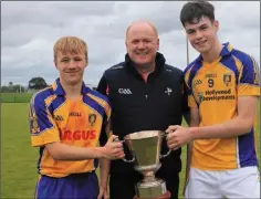 ??  ?? Joint captains of St Mochta’s/St Joseph’s Ryan Cash and Conal Mc Caul receive the Argus U16 Division 1 trophy from Kevin Gordon.