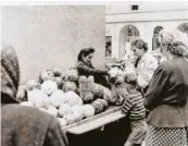  ?? Foto: Stegmann (Repro) ?? Eine Aufnahme um 1960: Johann Euringers Mutter Auguste verkauft Gemüse in Neuburg.