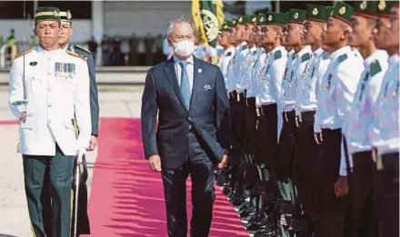  ?? BERNAMA PIC ?? Prime Minister Tan Sri Muhyiddin Yassin inspecting a guard of honour mounted by the Royal Brunei Armed Forces in Bandar Seri Begawan yesterday.