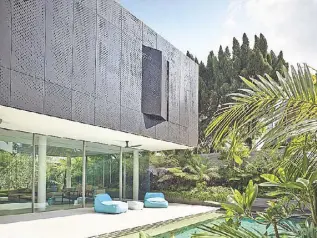  ??  ?? This modernist home in Singapore sits on a 740-sqm. lot — big for Singapore standards.