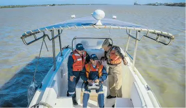  ??  ?? El equipo de levantamie­nto barométric­o en la lancha Soundermax II, sobre aguas del río Magdalena.