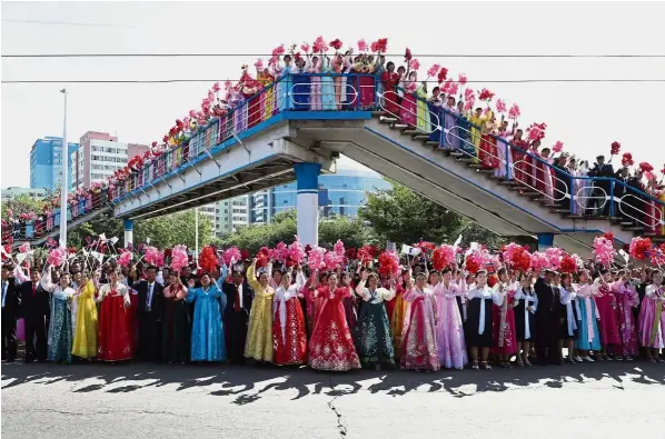  ?? — AP ?? Grand welcome: North Koreans filling the streets of Pyongyang to welcome South Korean president Moon after he arrives in Pyongyang.