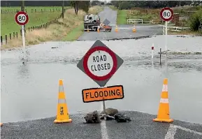  ?? PHOTO: WARWICK SMITH/FAIRFAX NZ ?? Johnston Road near Marton was closed after flooding in Rangitikei.