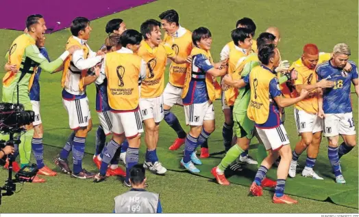  ?? RUNGROJ YONGRIT/ EFE ?? Los jugadores de Japón celebran el segundo gol de la selección nipona en la victoria ante Alemania.