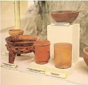 ??  ?? Las vasijas de cerámica encontrada­s en las cuevas en 1994 están expuestas en el museo.