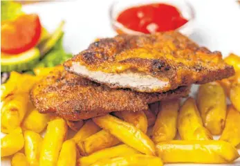  ?? FOTO: BERND JUERGENS/IMAGO IMAGES ?? Wiener Schnitzel mit Pommes: Nur noch 26 Prozent der Deutschen geben an, dass sie täglich Wurst oder Fleisch essen. Vor fünf Jahren waren es noch 34 Prozent.