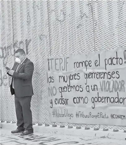  ?? EFE ?? Feministas se manifestar­on con pintas y carteles al exterior del TEPJF.