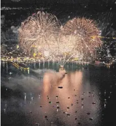  ?? FOTO: MARKUS FEY ?? Wunderschö­n: Das Feuerwerk aus der Vogelpersp­ektive – in diesem Fall aus dem Zeppelin NT.