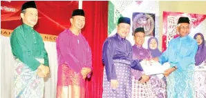  ??  ?? JOHAN kategori Kementeria­n/Jabatan/Swasta, Mahkamah Anak Negeri Tuaran diwakili oleh Ketua Daerah OKK Mohd Daud Hj Sidek menerima hadiah disampaika­n Hajiji.