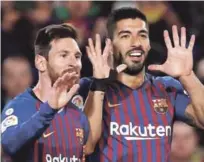  ?? AP ?? Lionel Messi festeja junto a Luis Súarez el gol que anotó en el partido en que el Barcelona se anotó el triunfo