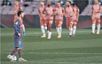  ?? /EFE. ?? Un apesadumbr­ado Leo Messi (10) pierde la mirada en lontananza mientras los jugadores del Granada regresan al medio campo tras festejar su segundo gol.