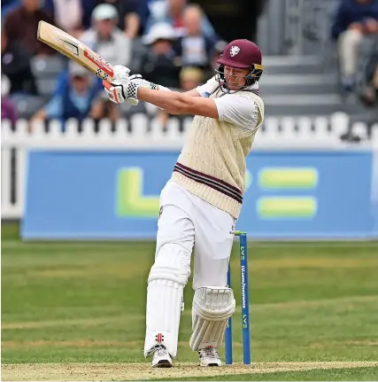  ?? Pictures: Dan Mullan/Getty ?? Somerset’s Matt Renshaw plays a pull shot on his way to 94 against Gloucester­shire