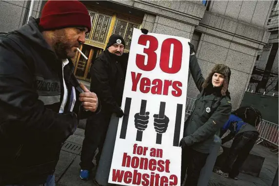  ?? Spencer Platt / Getty Images ?? Supporters of Ross Ulbricht, the creator and operator of the Silk Road undergroun­d market, protest in front of a Manhattan federal courthouse on the first day of jury selection for his trial on Jan. 13, 2015 in New York City.