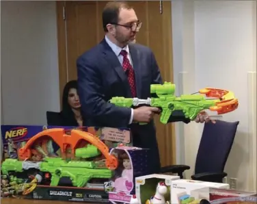  ?? PHILIP MARCELO, THE ASSOCIATED PRESS ?? James Swartz, director of World Against Toys Causing Harm, displays Nerf’s “Zombie Strike” crossbow, during a news conference in Boston on Tuesday.