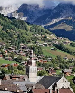  ??  ?? L’authentici­té du Grand-Bornand et la beauté des paysages environnan­ts attirent les touristes respectueu­x de l’environnem­ent.