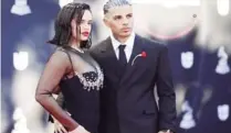  ?? ?? La Rosalía y Raw Alejandro se robaron las miradas en la alfombra del Latin Grammy.