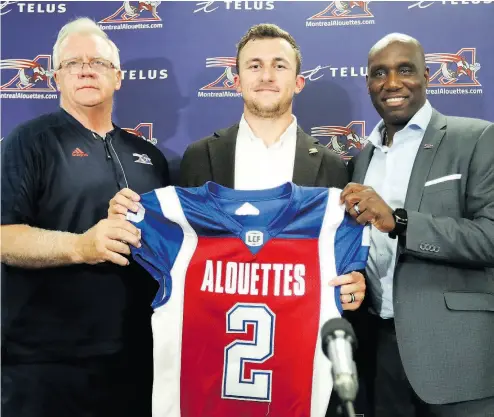  ?? JOHN MAHONEY / POSTMEDIA NEWS ?? Johnny Manziel — flanked by Montreal head coach Mike Sherman, left, and general manager Kavis Reed — with his new uniform on Monday after his first practice as an Alouette.