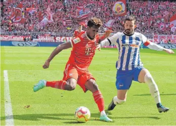  ?? FOTO: LACKOVIC/IMAGO ?? Kingsley Coman(li.) traf zum 2:0, doch hatte der FC Bayern gegen gegen Hertha BSC seine liebe Mühe.