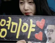  ?? NATACHA PISARENKO/THE ASSOCIATED PRESS ?? The Garlic Girls, including Kim Seon-yeong, top left, and Kim Eun-jung, centre, and Kim Yeong-mi, have endeared themselves to Korean fans on their way to the curling final.