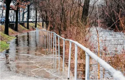  ?? Hearst Connecticu­t Media file photo ?? An area of the Rippowam River flows onto the sidewalk along Washington Boulevard as heavy rain causes minimal flooding in Stamford on March 11, 2011.