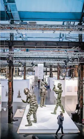  ?? FOTO: ANDREAS ENDERMANN ?? Blick in die Kunstmesse auf dem Areal Böhler. Im Vordergrun­d zu sehen sind die übermannsh­ohen Skulpturen „Große Geister“von Thomas Schütte.