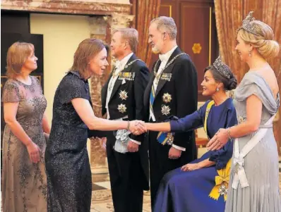  ?? JOSÉ JIMÉNEZ ?? Felipe VI y la reina Letizia, flanqueado­s por los reyes de Países Bajos, ayer durante el besamanos anterior a la cena de gala en el Palacio Real de Ámsterdam, en una imagen de la Casa Real.
