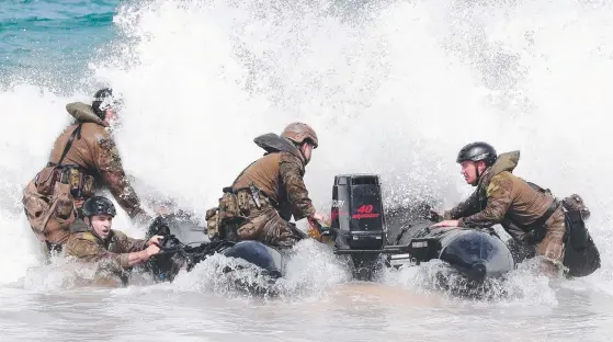  ?? Picture: RICHARD GOSLING ?? The Australian Army trains at Main Beach yesterday.