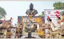  ?? BHUSHAN KOYANDE/ HT ARCHIVE ?? A memorial of Tukaram Omble on display at Girgaum Chowpatty, Mumbai, the very spot he was killed trying to overpower Kasab.