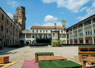  ??  ?? Il palco
La corte dell’ex carcere che anche quest’anno ospiterà il festival estivo