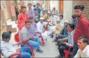  ?? HT PHOTO ?? ▪ Mourners outside the house of the grief stricken groom’s family at ‘Zinda Peer’ area, in Muzaffarna­gar on Saturday.