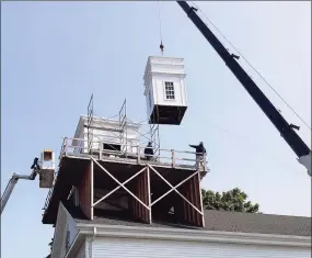  ?? Jo Ann Jaacks / For Hearst Connecticu­t Media ?? It took a five-man crew to install the top section of the new steeple for the Congregati­onal Church of Thomaston.