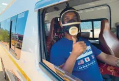  ?? Foto: Christian Putsch ?? Der Busfahrer Chleo Cummings aus Kapstadt versucht, sich mit einer Schutzmask­e gegen Fischgesta­nk vor dem Coronaviru­s zu schützen.