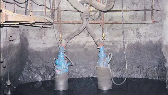  ??  ?? Two LH690 90kW dewatering pumps in a mine staging pit.