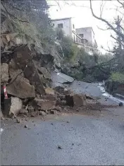  ?? (DR) ?? L’éboulement a coupé l’accès au village par la route principale qui relie Coaraze au bas de la vallée du Paillon.