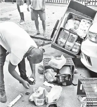  ?? REPRODUÇÃO DAS REDES SOCIAIS ?? Mercadoria­s que seriam entregues pelo jovem ficaram jogadas no chão em rua de Ipanema, na Zona Sul