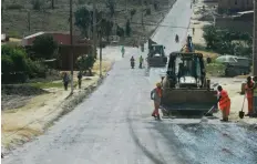  ?? MAVITIDI MULAZA | EDIÇÕES NOVEMBRO ?? Mais de 70 quilómetro­s estão a ser terraplana­dos e asfaltados