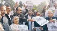  ?? MOHD ZAKIR/HT ?? Congress vice-president Rahul Gandhi and party leaders protest over the law and order situation in Punjab, in Parliament on Monday.