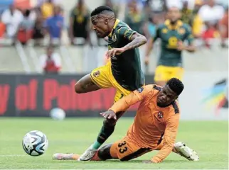  ?? /Samuel Shivambu/ BackpagePi­x ?? Close quarters: Kaizer Chiefs’ goalscorer Pule Mmodi beats Langelihle Ndlovu of Polokwane City to the ball.